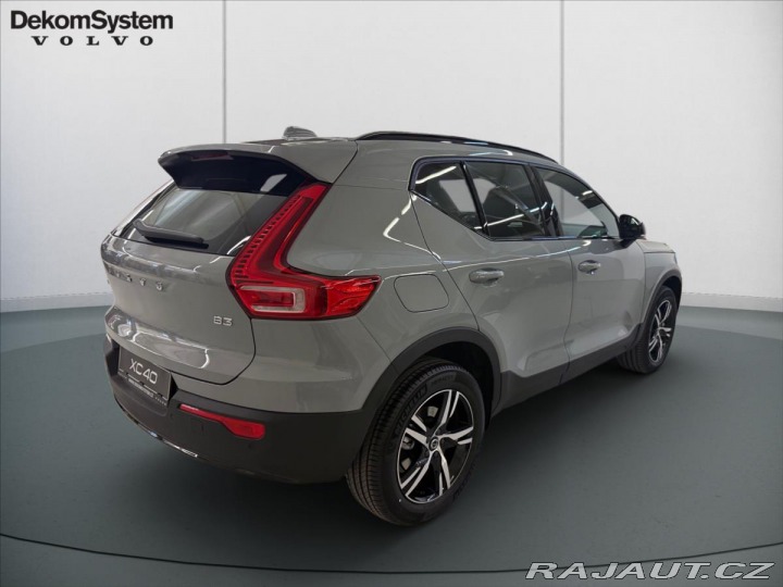 Volvo XC40 2,0 B3 FWD Plus Dark 7405 2025