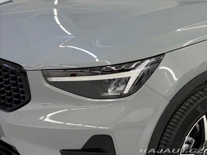 Volvo XC40 2,0 B3 FWD Plus Dark 7405 2025