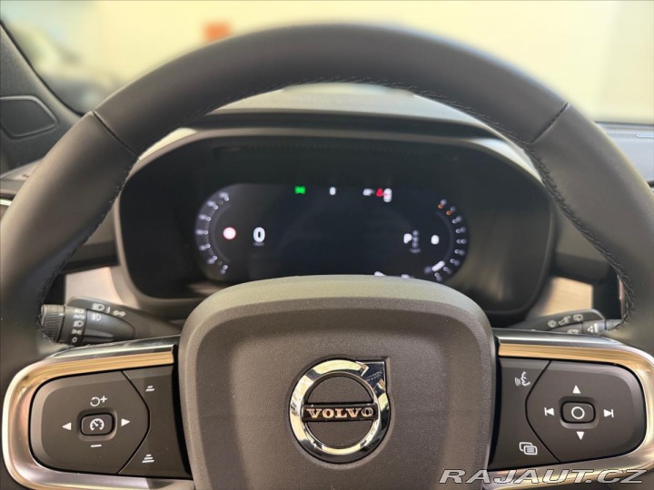 Volvo XC40 2,0 B3 FWD Plus Dark 7405 2025