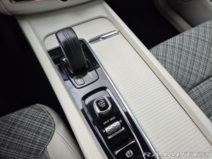 Volvo XC60 2,0 B4 AWD MOMENTUM+ 2020