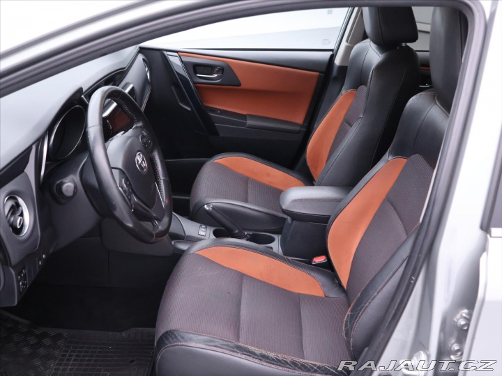 Toyota Auris 1,8 Hybrid e-CVT Executiv 2016