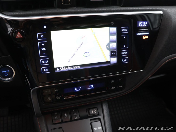 Toyota Auris 1,8 Hybrid e-CVT Executiv 2016