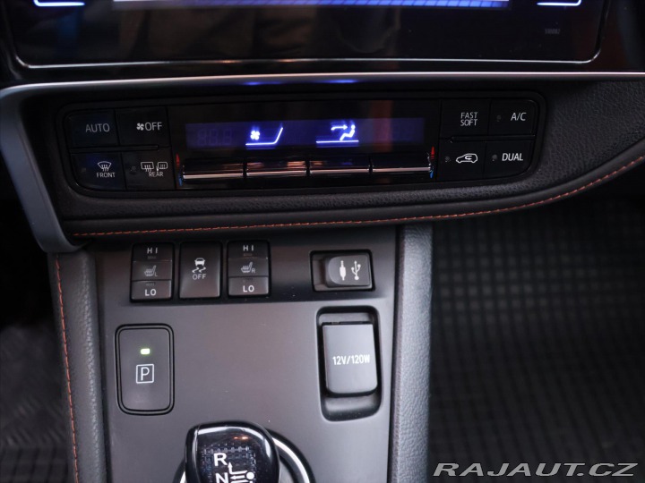 Toyota Auris 1,8 Hybrid e-CVT Executiv 2016