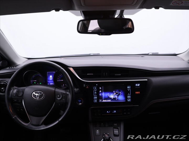 Toyota Auris 1,8 Hybrid e-CVT Executiv 2016