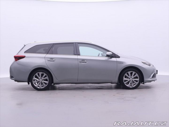 Toyota Auris 1,8 Hybrid e-CVT Executiv 2016