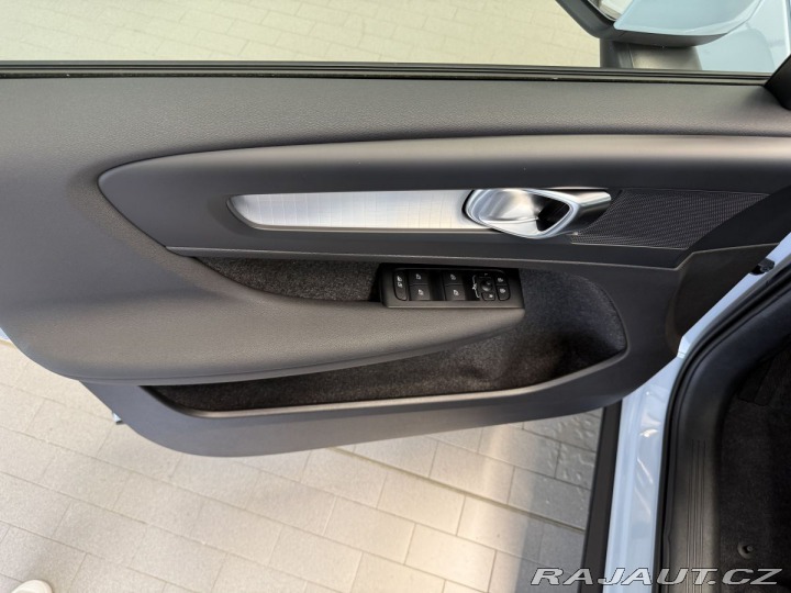 Volvo XC40 B3 2.0L 163 HP AT7 FWD CO 2026