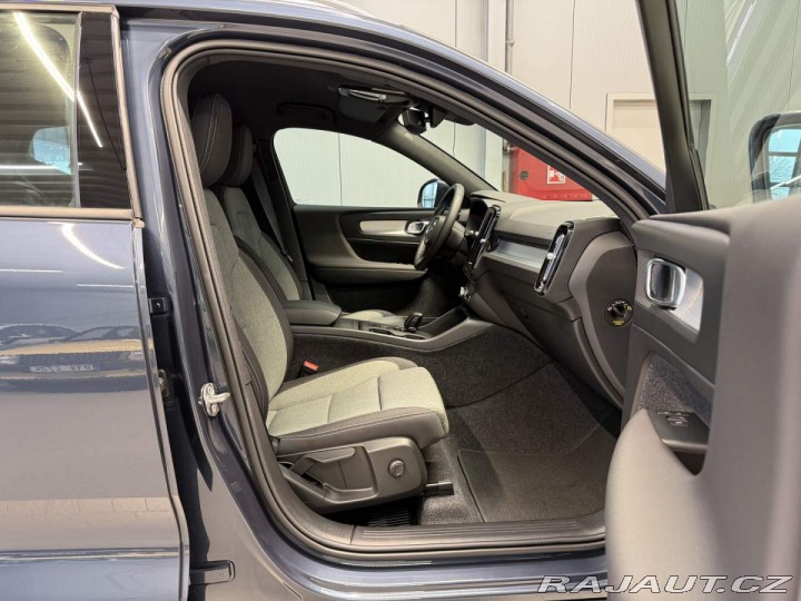 Volvo XC40 B3 2.0L 163 HP AT7 FWD CO 2026