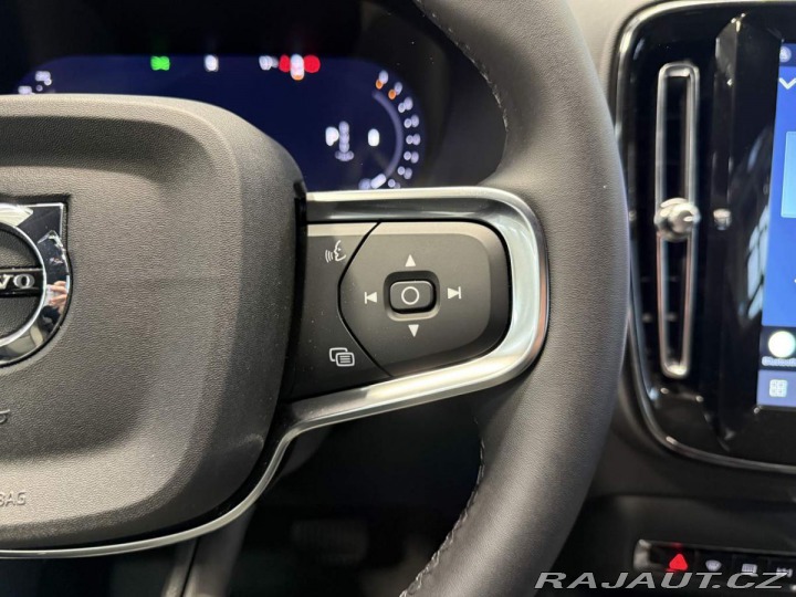 Volvo XC40 B3 2.0L 163 HP AT7 FWD CO 2026