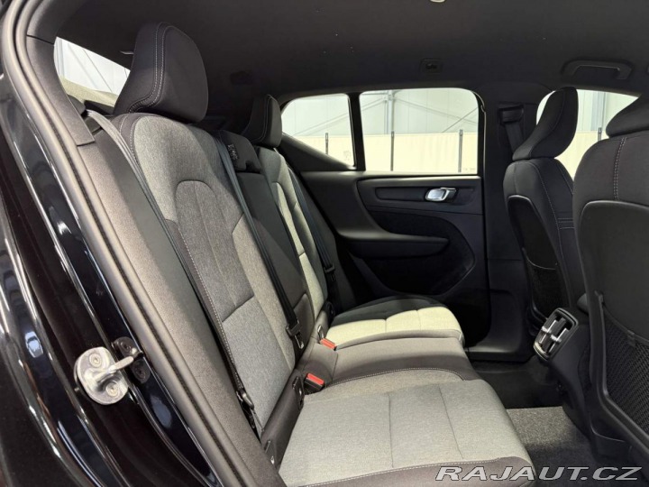 Volvo XC40 B3 2.0L 163 HP AT7 FWD CO 2026