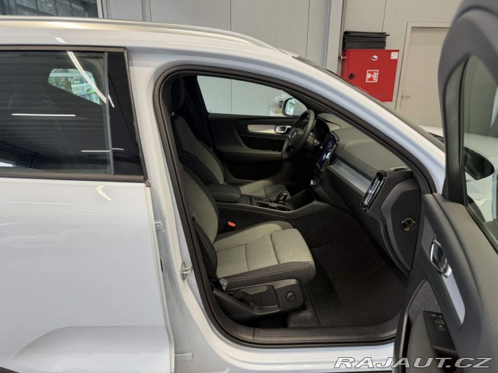 Volvo XC40 B3 2.0L 163 HP AT7 FWD CO 2026