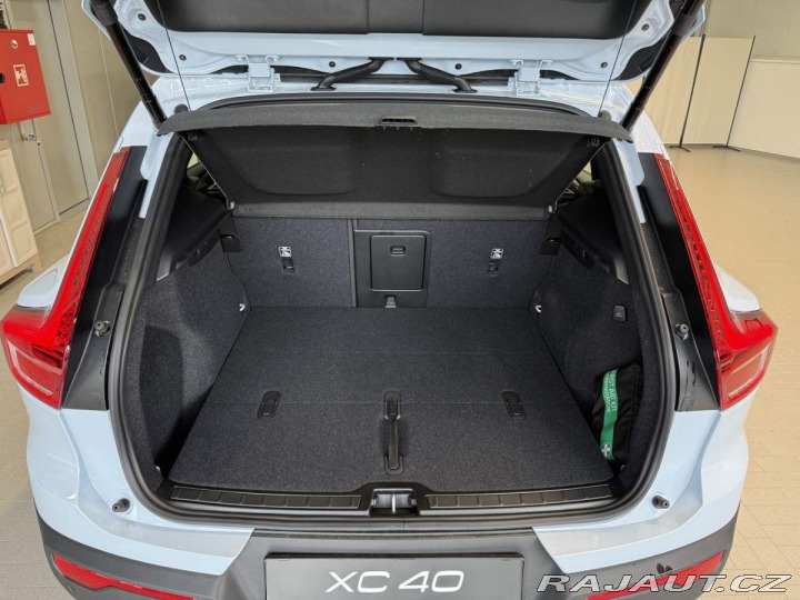 Volvo XC40 B3 2.0L 163 HP AT7 FWD CO 2026