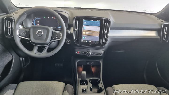 Volvo XC40 B3 2.0L 163 HP AT7 FWD CO 2026