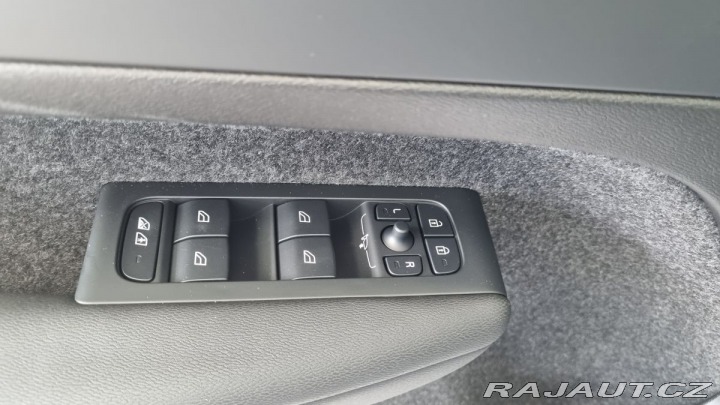 Volvo XC40 B3 2.0L 163 HP AT7 FWD CO 2026