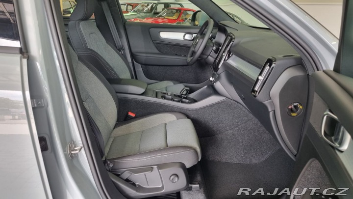 Volvo XC40 B3 2.0L 163 HP AT7 FWD CO 2026