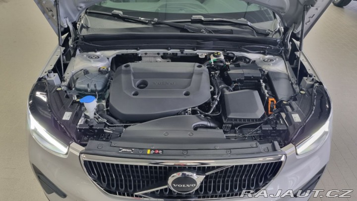 Volvo XC40 B3 2.0L 163 HP AT7 FWD CO 2026