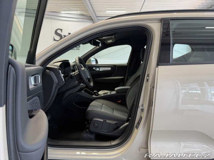 Volvo XC40 B3 2.0L 163 HP AT7 FWD CO 2026