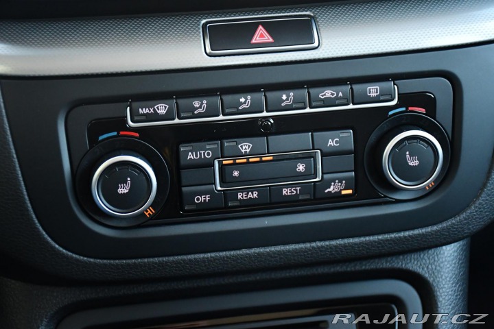 Volkswagen Sharan 2,0TDi 103kW NAVI 7MÍST 2012