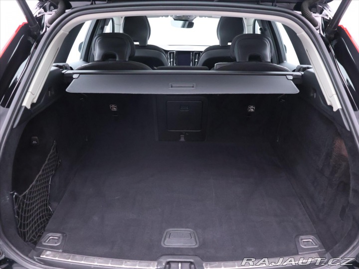 Volvo XC60 2,0 B4 145kW Aut. Momentu 2021