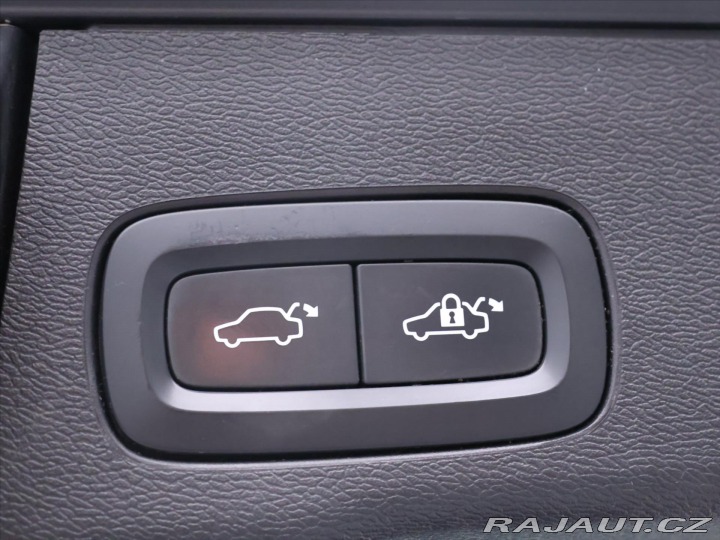 Volvo XC60 2,0 B4 145kW Aut. Momentu 2021