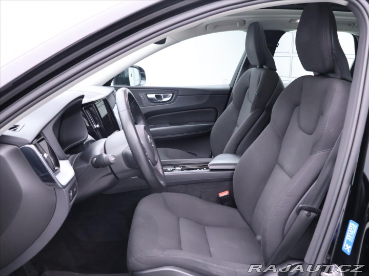 Volvo XC60 2,0 B4 145kW Aut. Momentu 2021