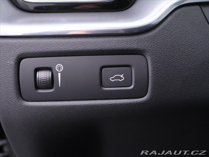 Volvo XC60 2,0 B4 145kW Aut. Momentu 2021