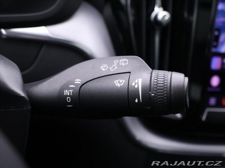 Volvo XC60 2,0 B4 145kW Aut. Momentu 2021