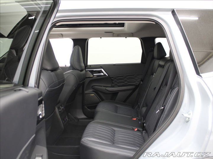 Mitsubishi Outlander 2,4 PHEV Instyle Akční Ce 2025