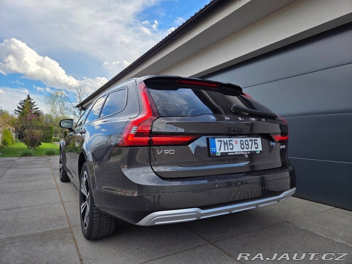 Volvo V90 MOTOR B5, plná výbava 2022