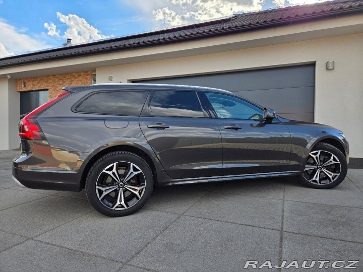 Volvo V90 MOTOR B5, plná výbava 2022