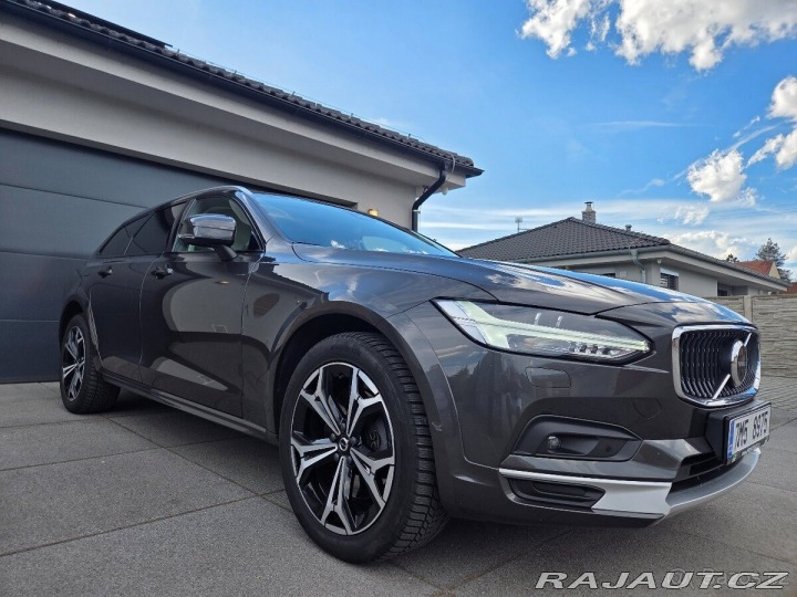 Volvo V90 MOTOR B5, plná výbava 2022