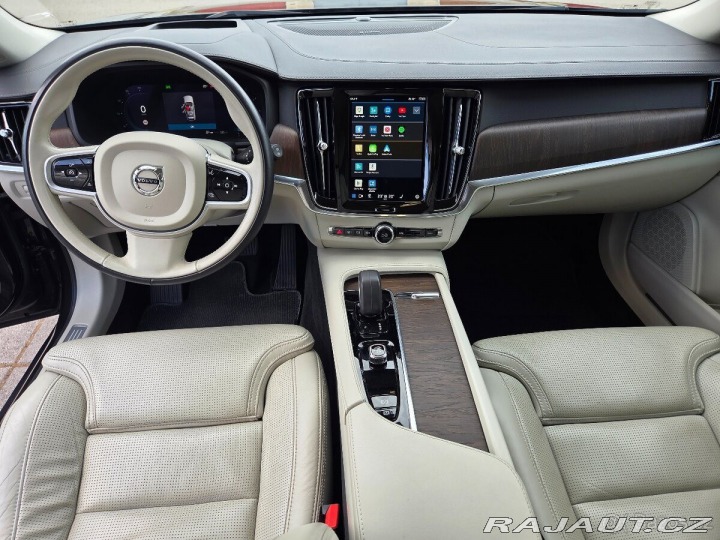Volvo V90 MOTOR B5, plná výbava 2022
