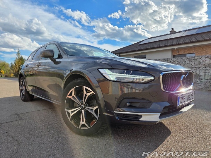 Volvo V90 MOTOR B5, plná výbava 2022