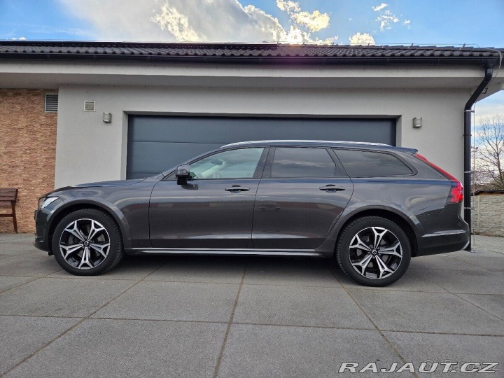 Volvo V90 MOTOR B5, plná výbava 2022