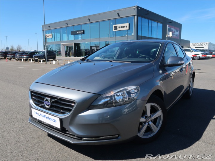 Volvo V40 1,6 T2 MAN ČR KINETIC 2015