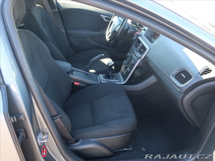 Volvo V40 1,6 T2 MAN ČR KINETIC 2015