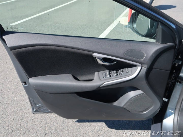 Volvo V40 1,6 T2 MAN ČR KINETIC 2015