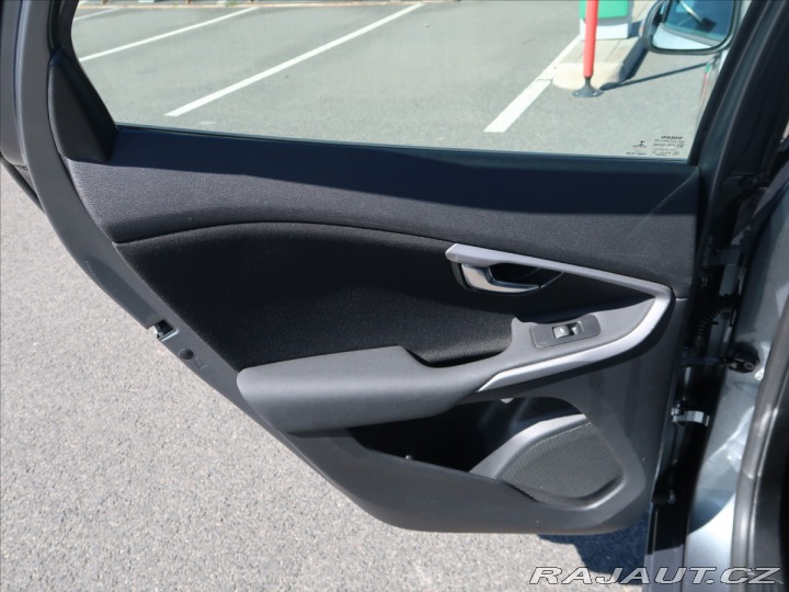 Volvo V40 1,6 T2 MAN ČR KINETIC 2015