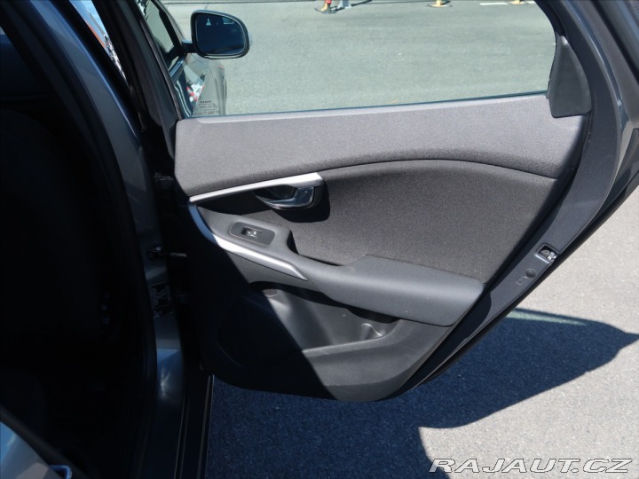 Volvo V40 1,6 T2 MAN ČR KINETIC 2015