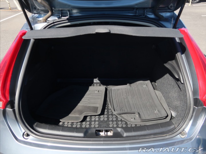 Volvo V40 1,6 T2 MAN ČR KINETIC 2015