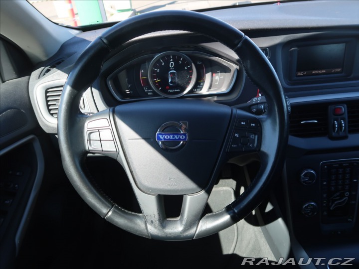 Volvo V40 1,6 T2 MAN ČR KINETIC 2015