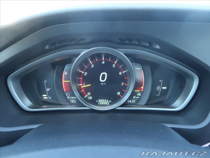 Volvo V40 1,6 T2 MAN ČR KINETIC 2015