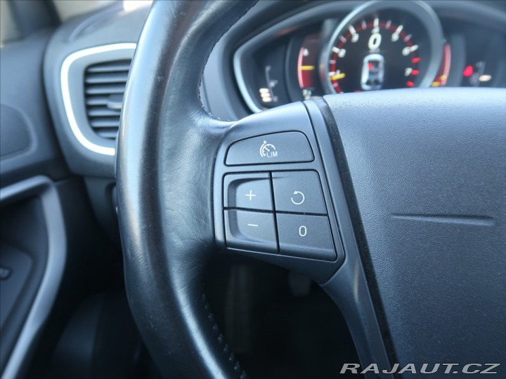 Volvo V40 1,6 T2 MAN ČR KINETIC 2015