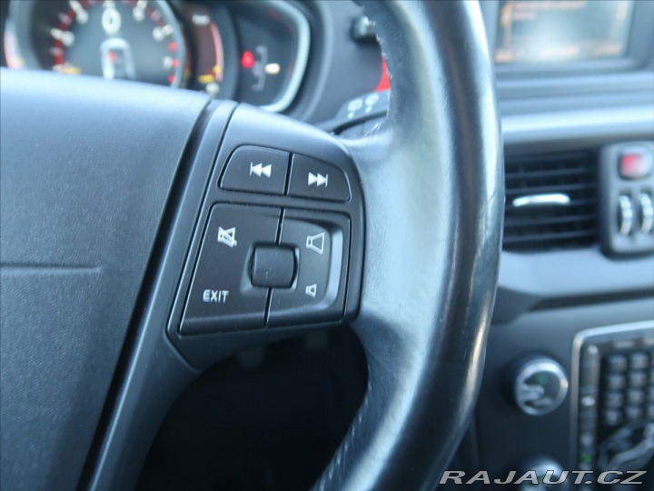 Volvo V40 1,6 T2 MAN ČR KINETIC 2015