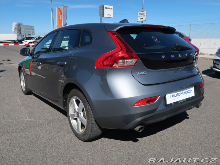 Volvo V40 1,6 T2 MAN ČR KINETIC 2015