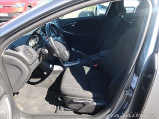 Volvo V40 1,6 T2 MAN ČR KINETIC 2015