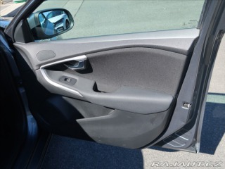 Volvo V40 1,6 T2 MAN ČR KINETIC 2015