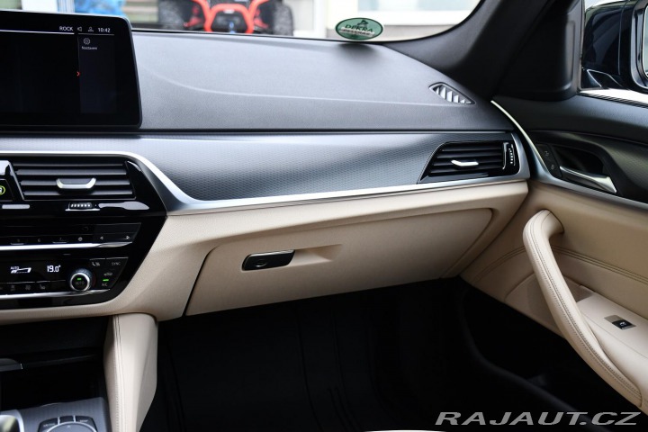 BMW 5 520i M-SPORT 1M ČR REZERV 2023