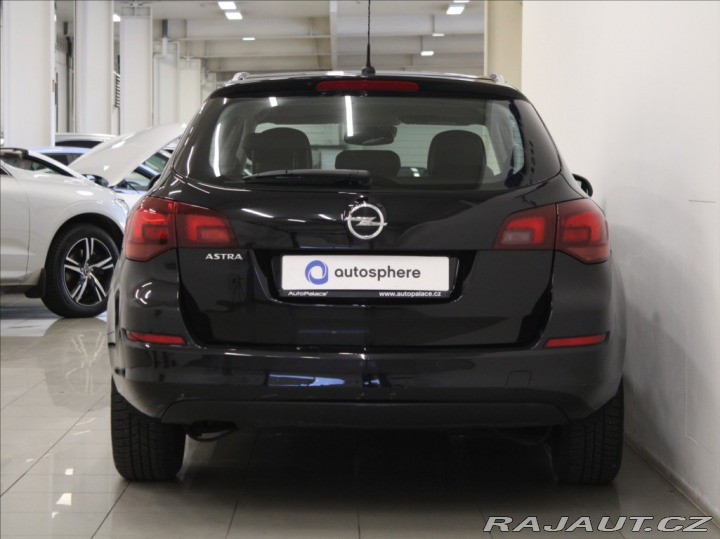 Opel Astra 1,6 i 85kW AT 1.maj. ČR 2011