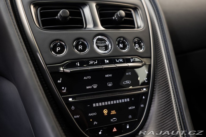 Aston Martin DBS  2023