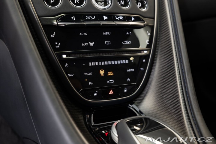 Aston Martin DBS  2023